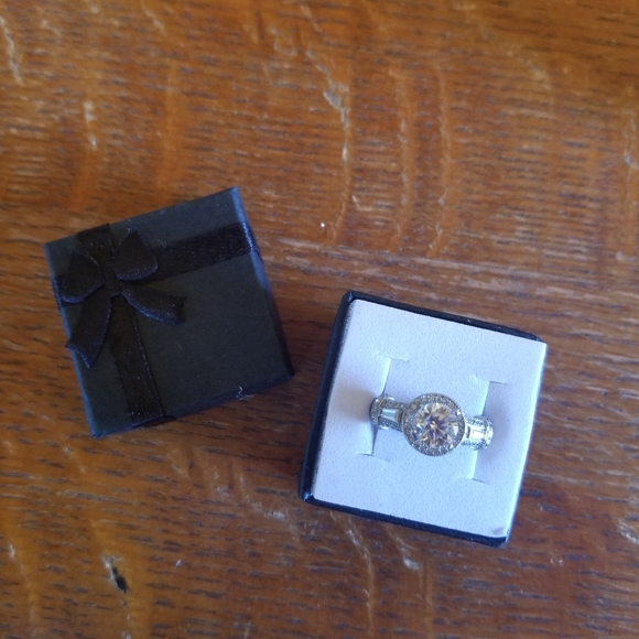 Gorgeous imitation Diamond ring - Picture 2 of 3